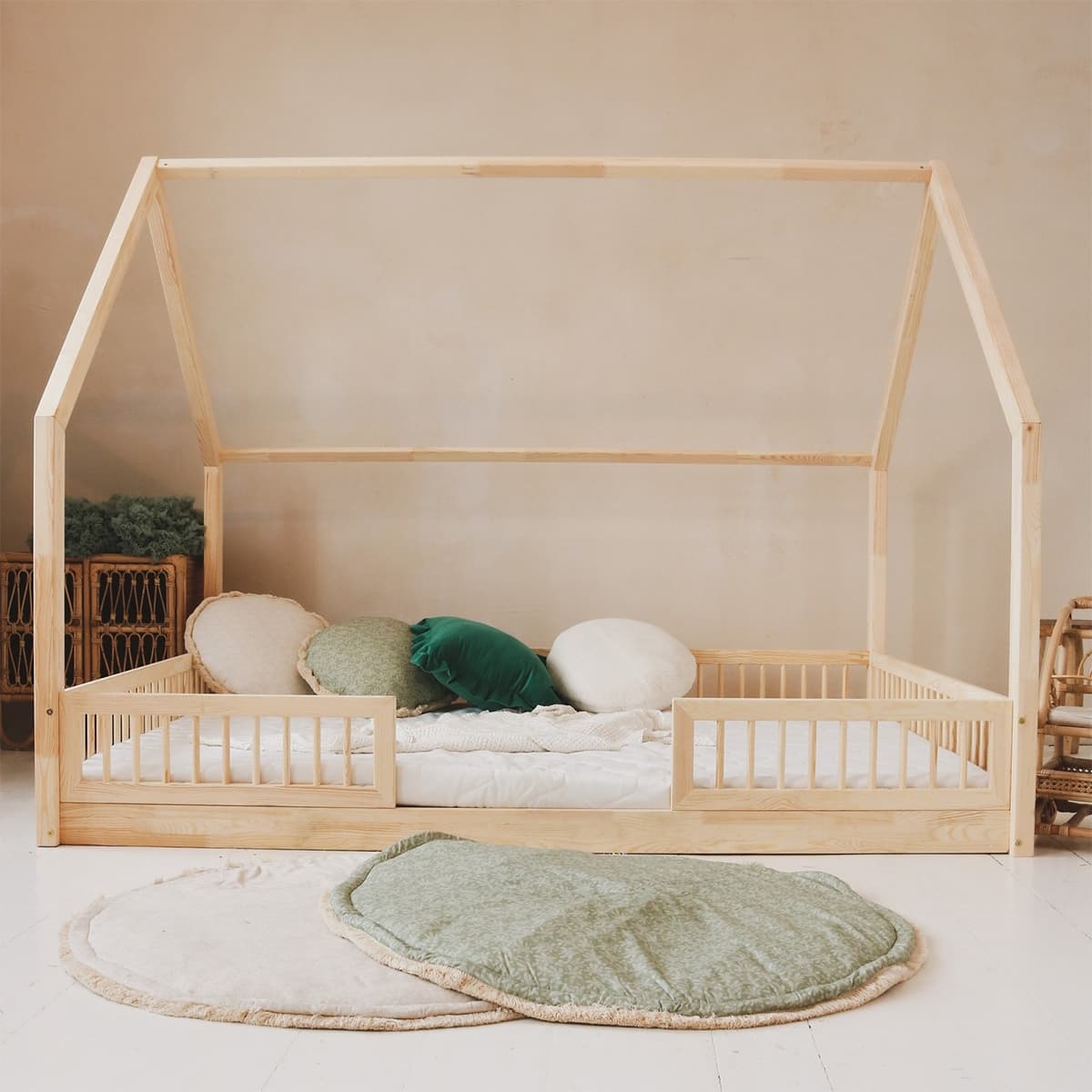 Lit cabane 140x200 barrières et sommier inclus pieds 1 cm Sofia Bois