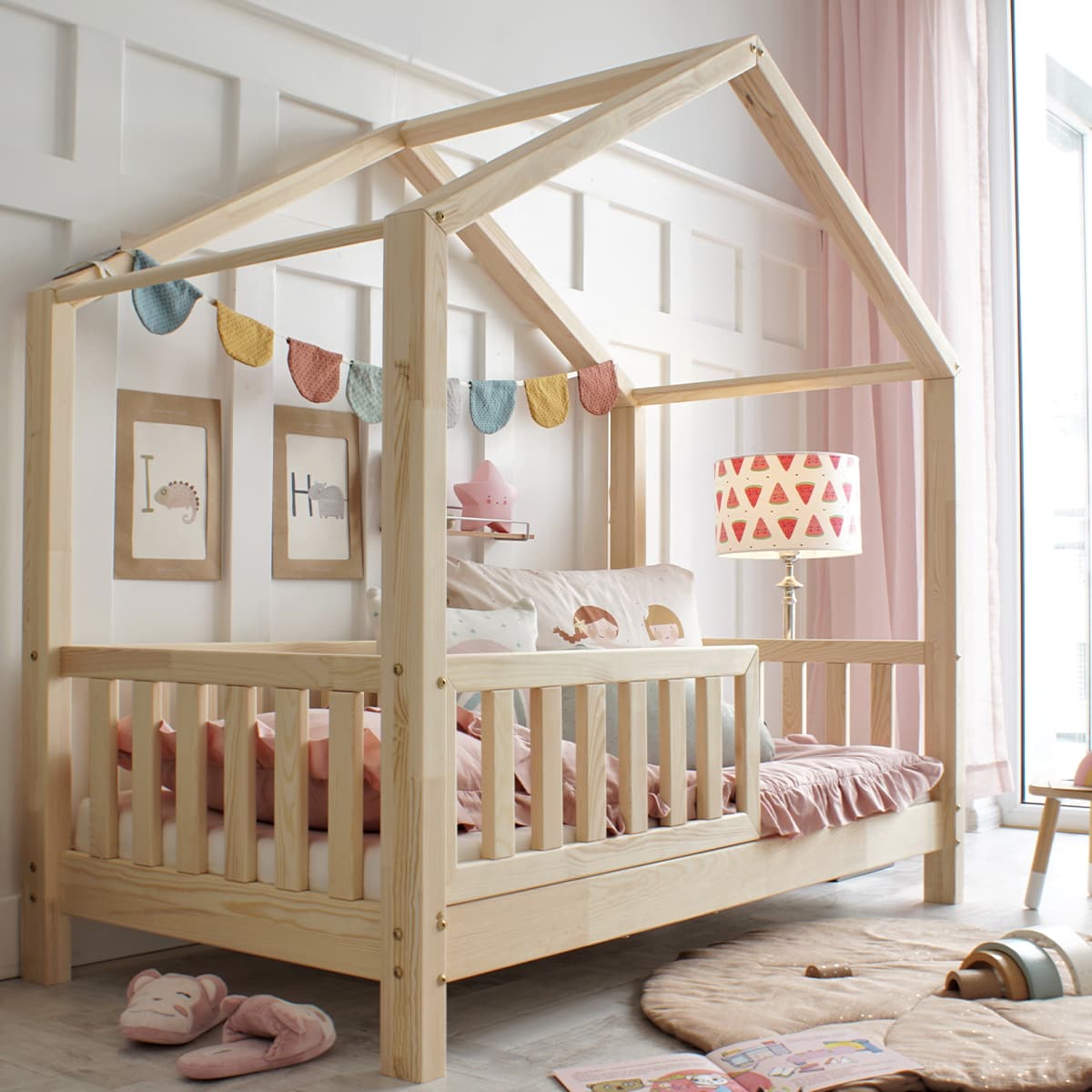 Lit cabane 90x200 barrière et sommier inclus pieds 10 cm Roxane Bois