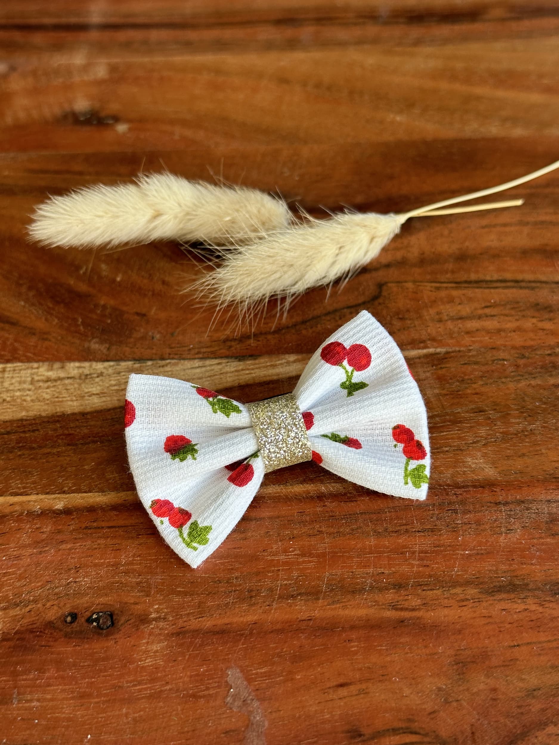 Barrette anti glisse piqué de coton blanc motif cerise et or