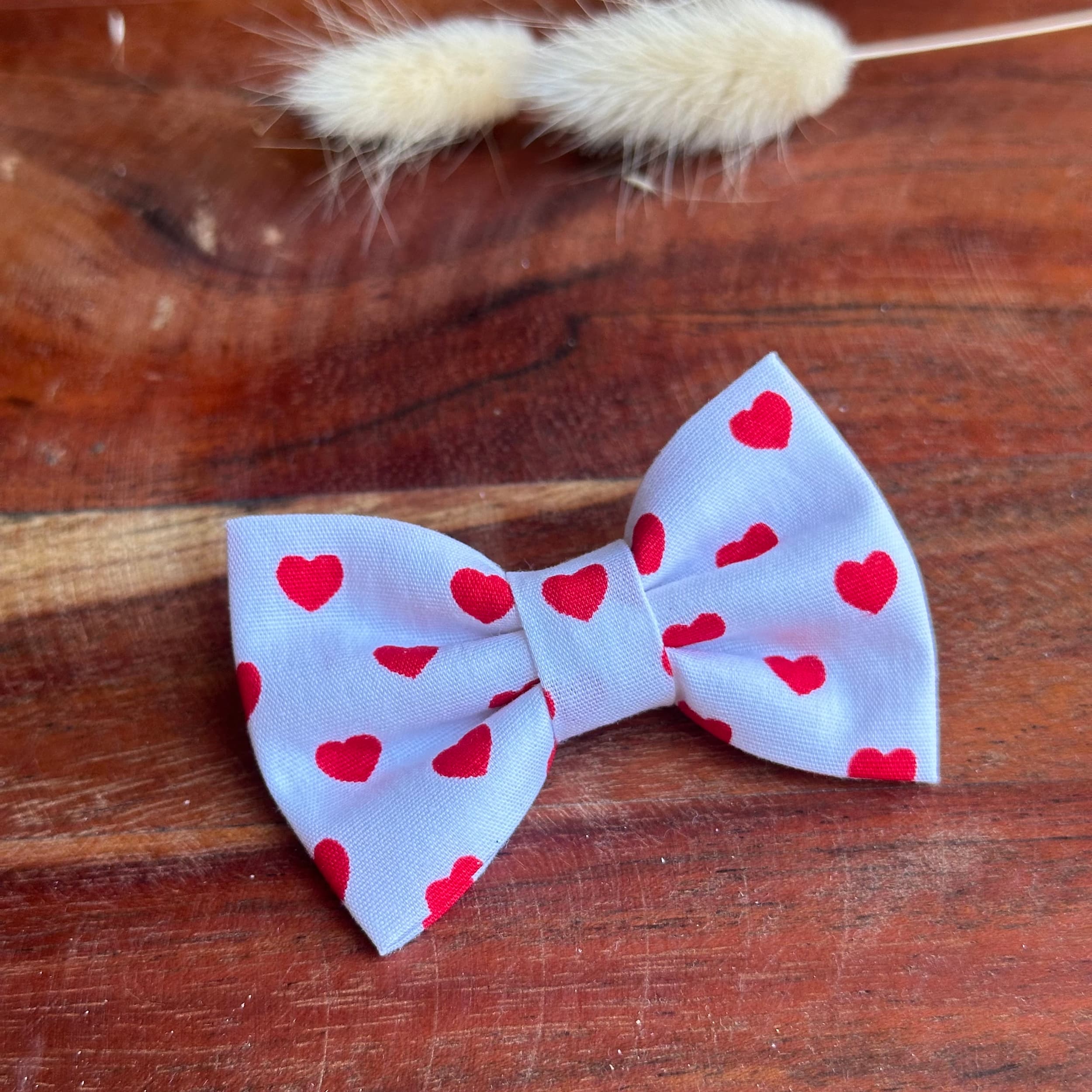 Barrette anti glisse blanche motif cœur rouge
