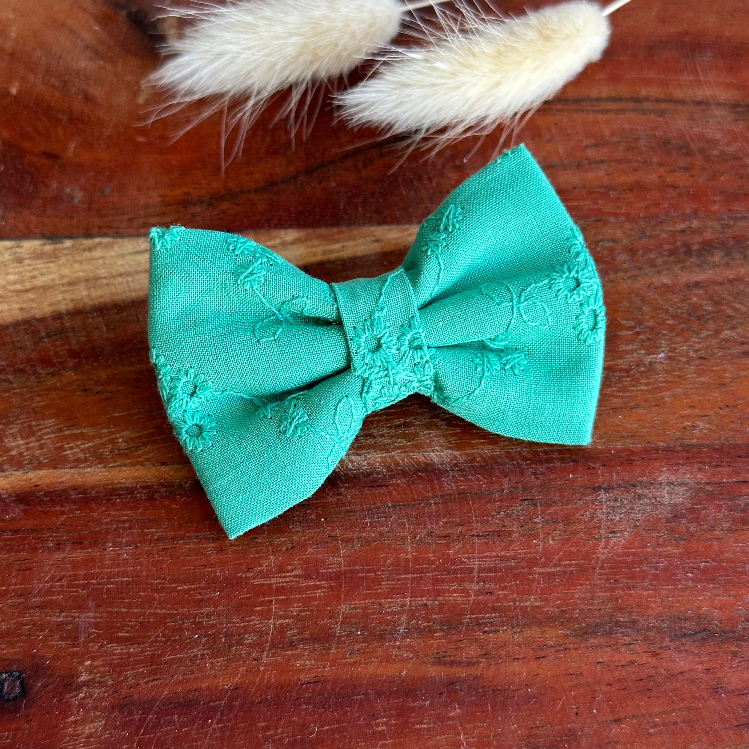 Barrette anti glisse broderie anglaise verte