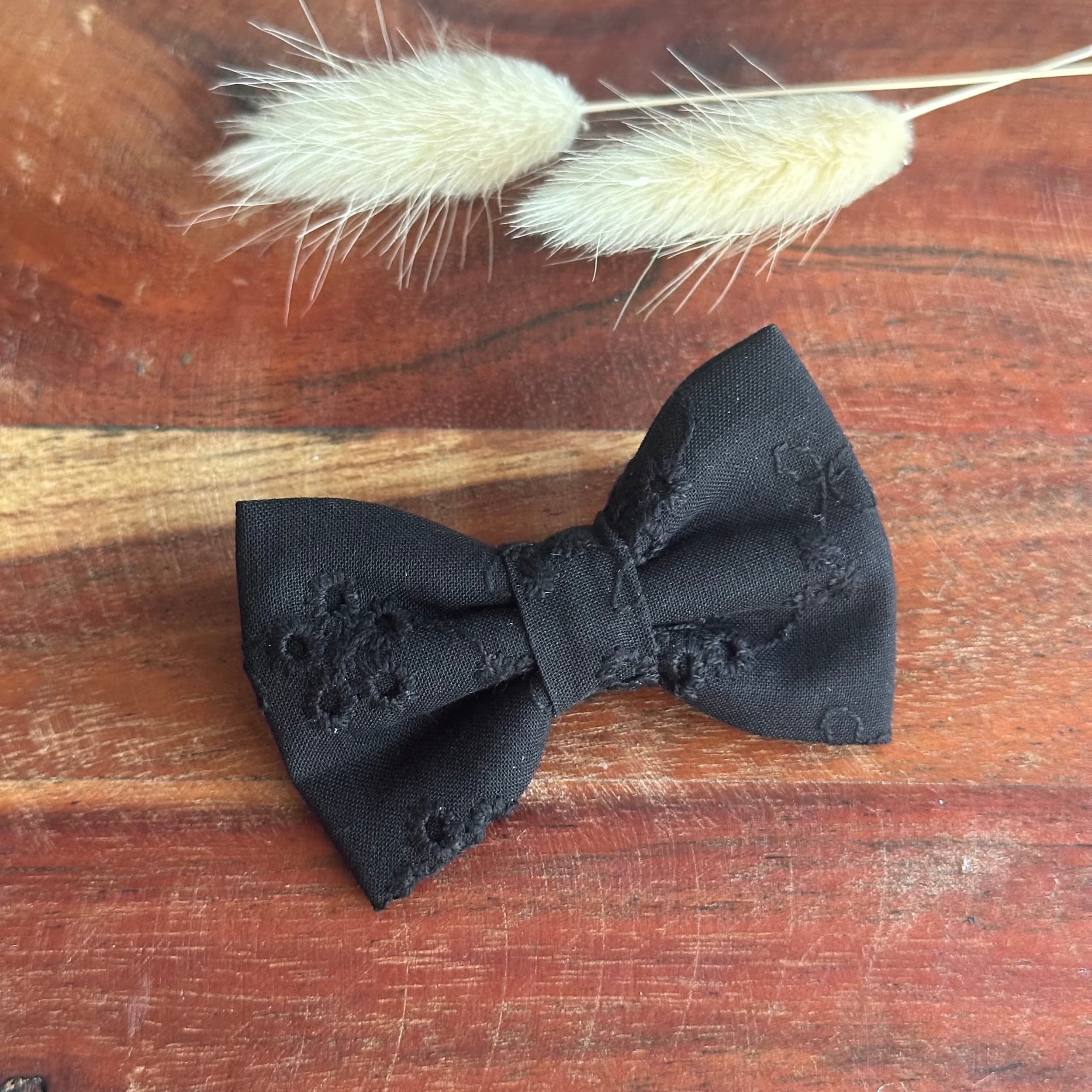 Barrette anti glisse broderie anglaise noire