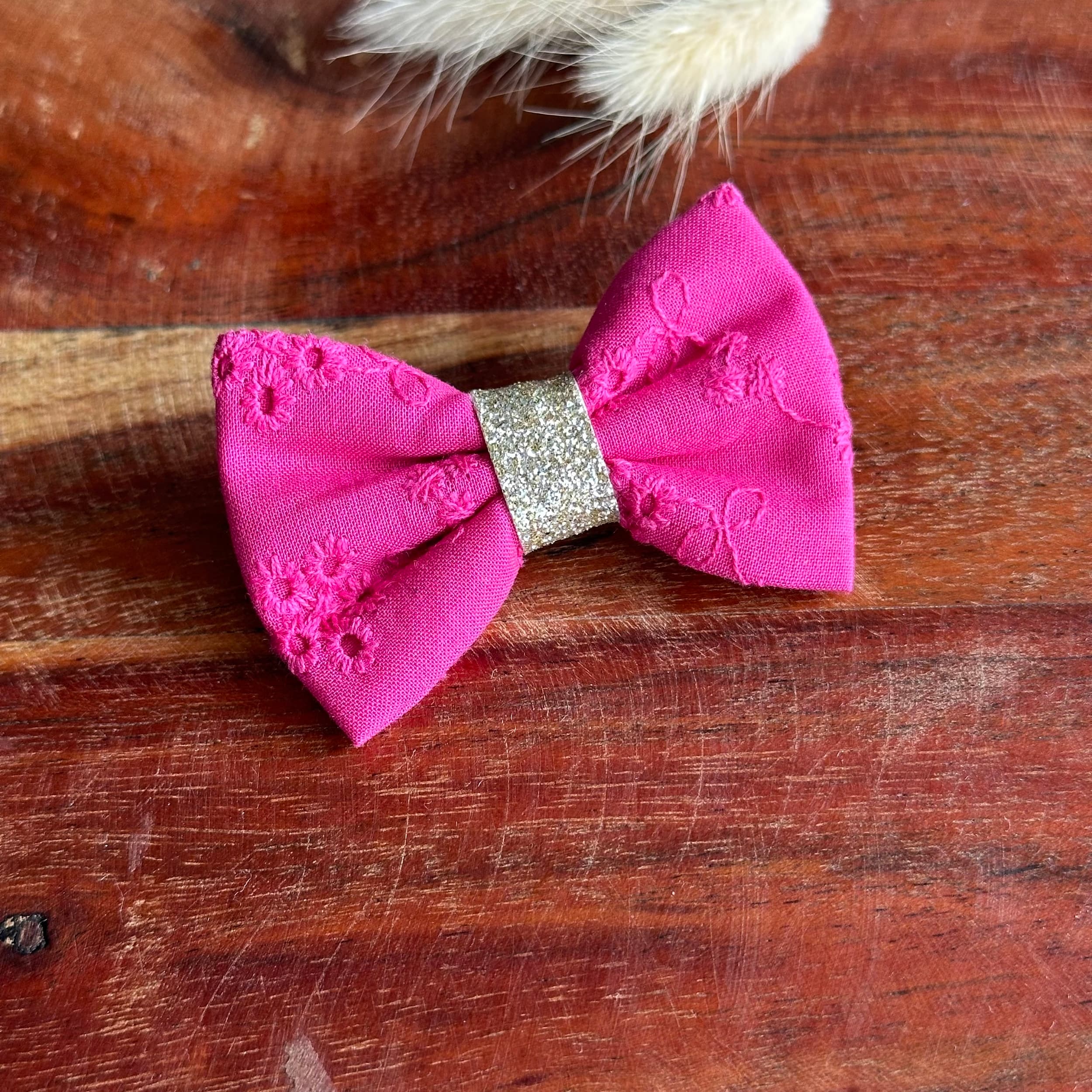 Barrette anti glisse broderie anglaise fushia et or