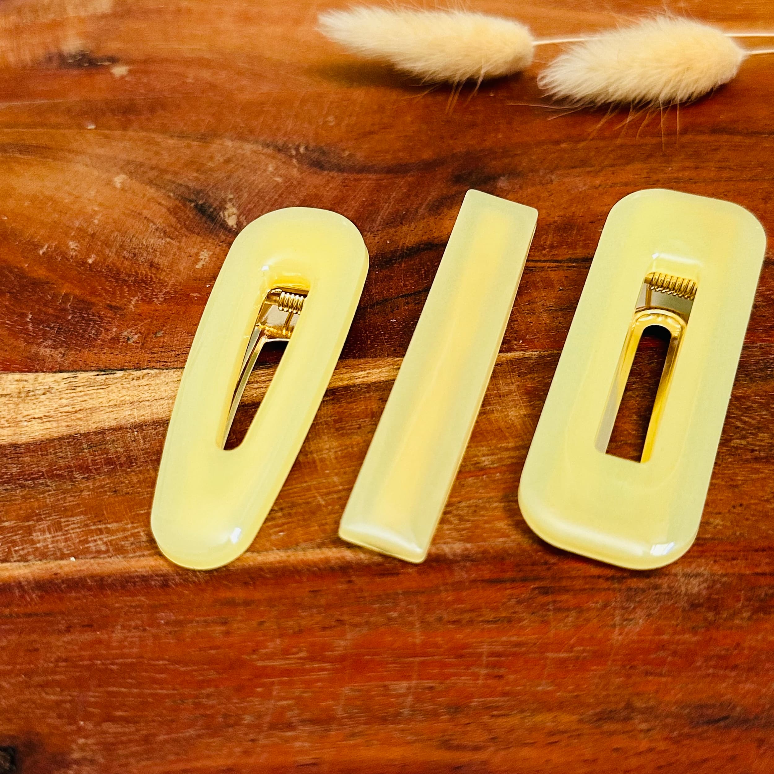 barrette résine pastel jaune pale