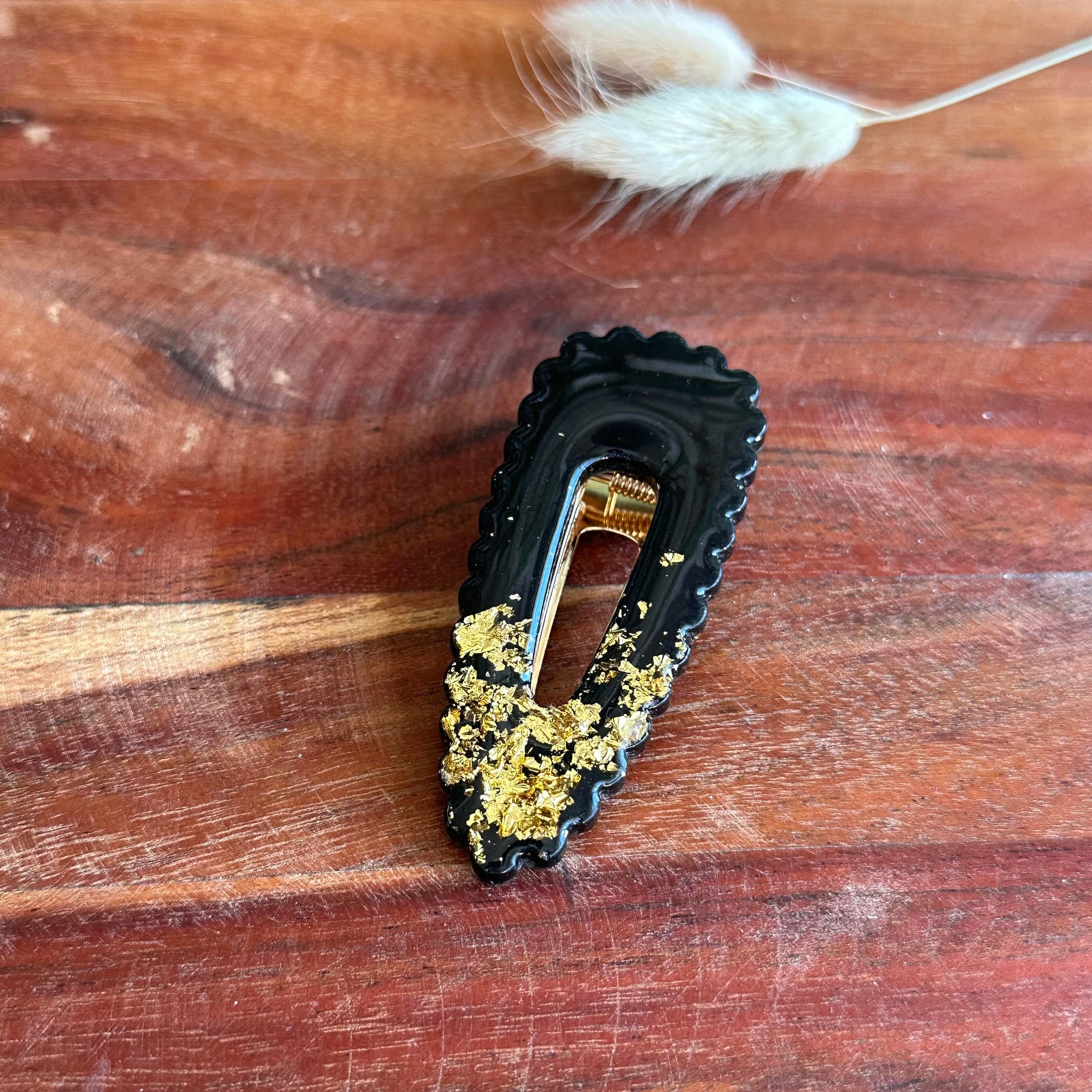 barrette résine grand format noir nacré et feuille or 7,2 cm
