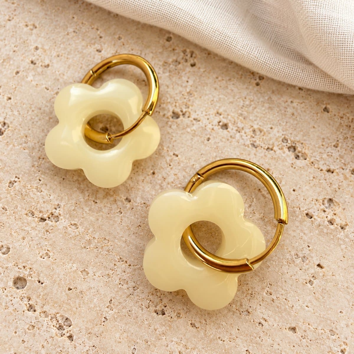 Boucles d'oreilles créole jaune pastel