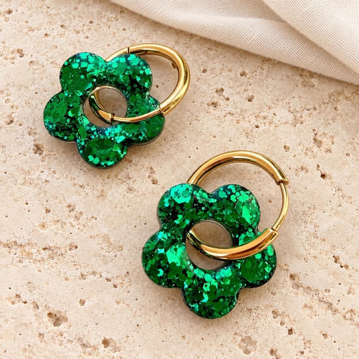 Boucles d’oreilles fleurs à paillettes vert émeraude