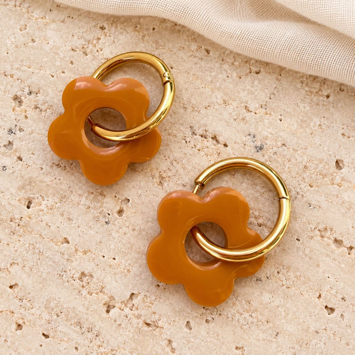 Boucles d’oreilles fleurs camel en résine