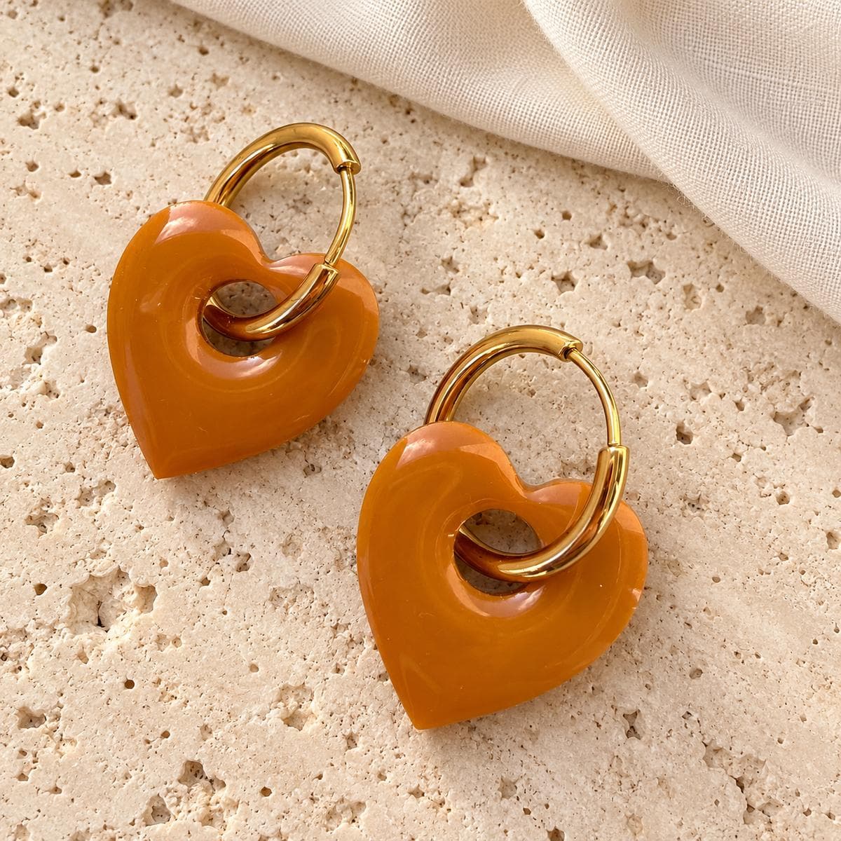 Boucles d’oreilles cœurs ajourés camel en résine