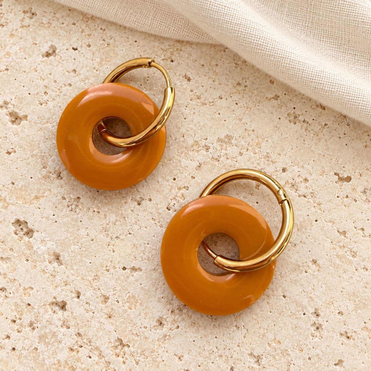 Boucles d’oreilles cercles camel en résine