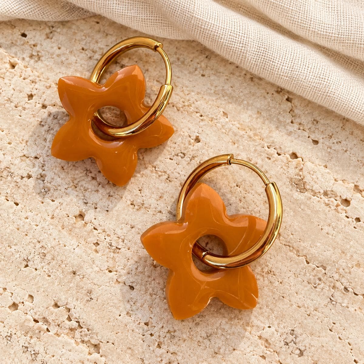Boucles d’oreilles fleurs de tiaré camel en résine
