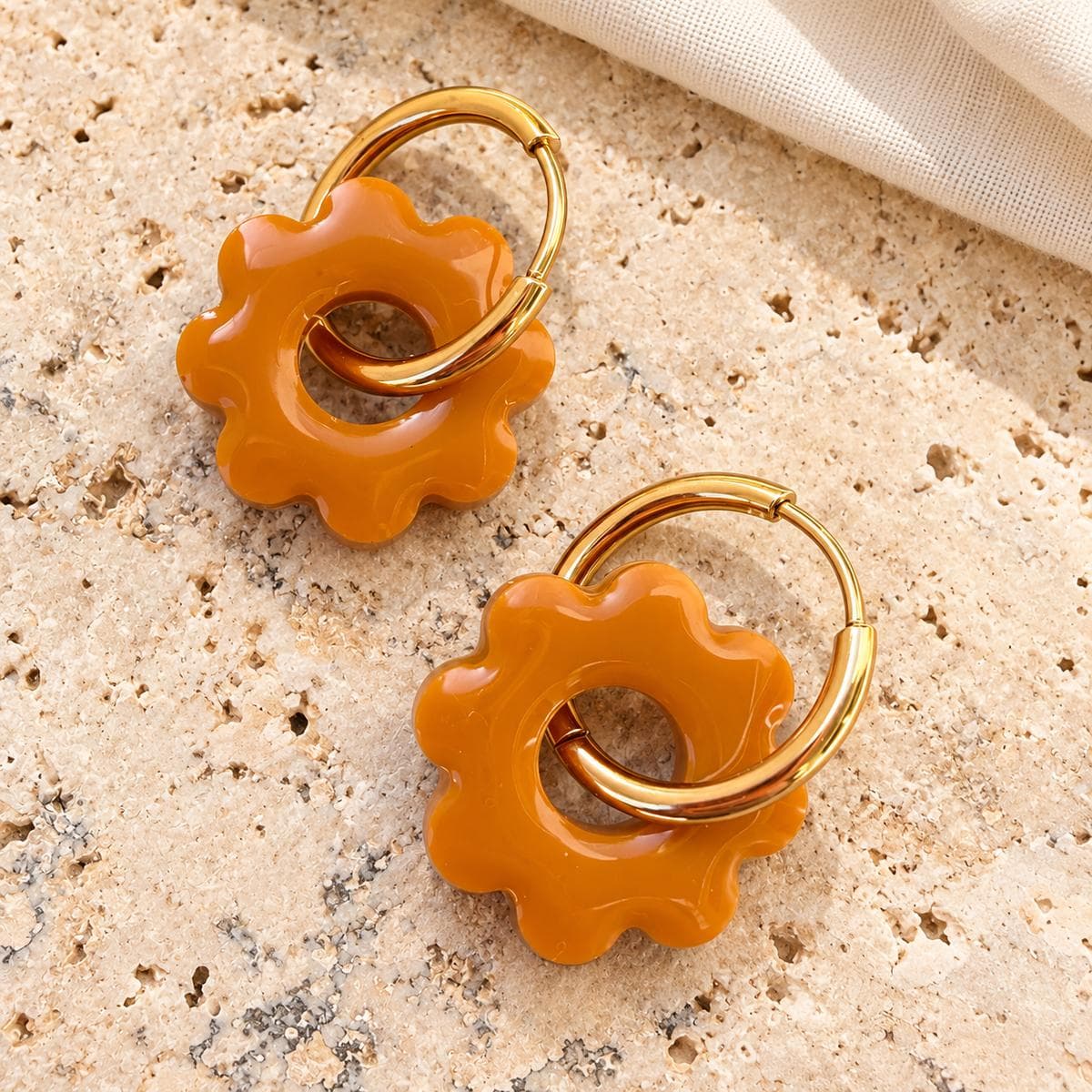 Boucles d’oreilles soleils camel en résine