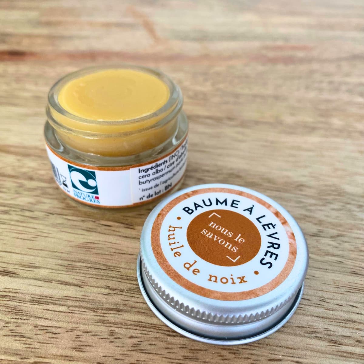 Baume à lèvres à l'huile de noix