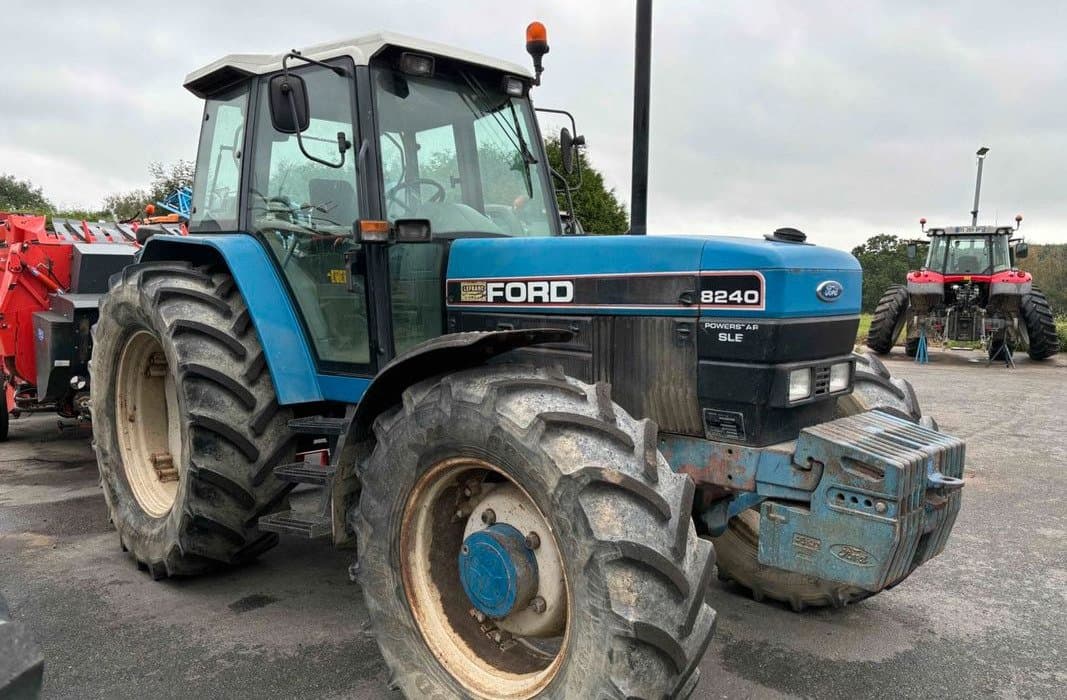 Tracteur Ford 8240 – 1992 – 4RM