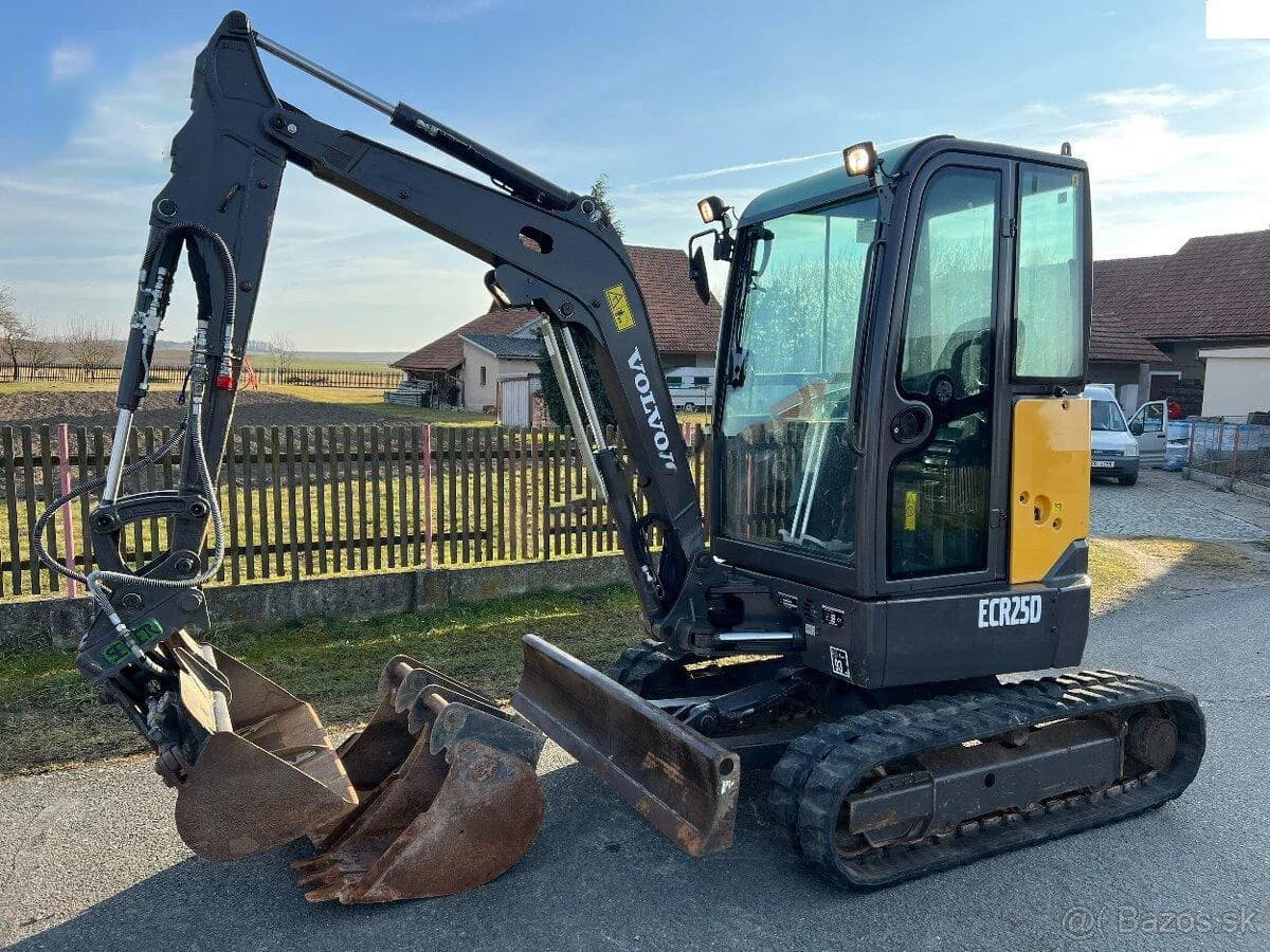 Pelle compacte Volvo ECR25D (2015) – 3 godets + godet inclinable