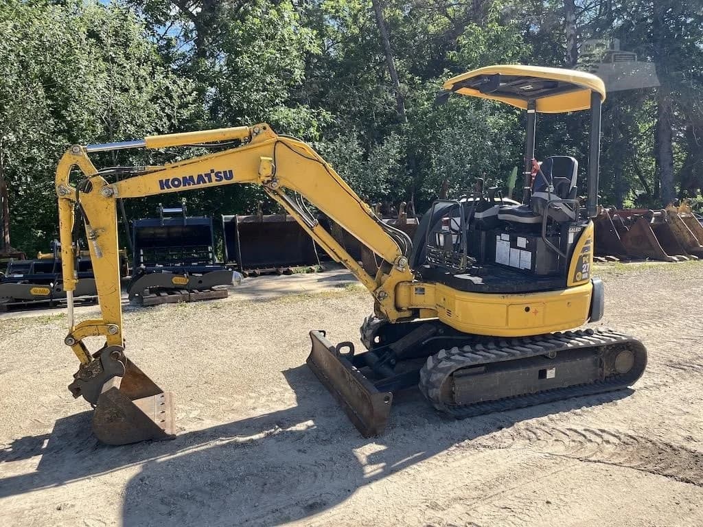 KOMATSU PC27MR-2 + 4 GODETS – Mini Pelle 3T