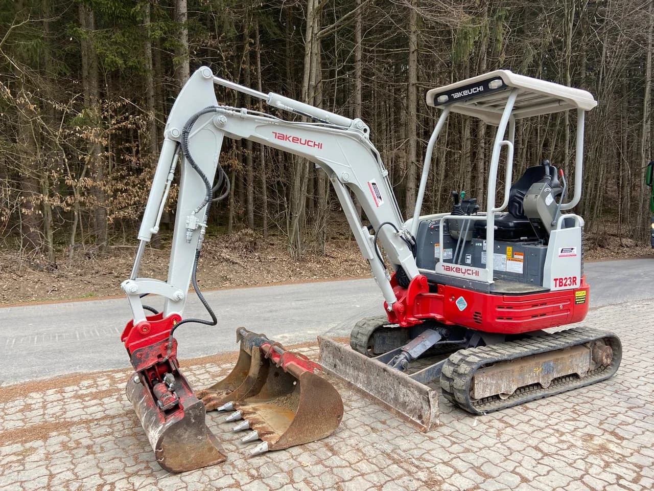 TAKEUCHI TB23R + 3 GODETS – Mini Pelle 2,5T