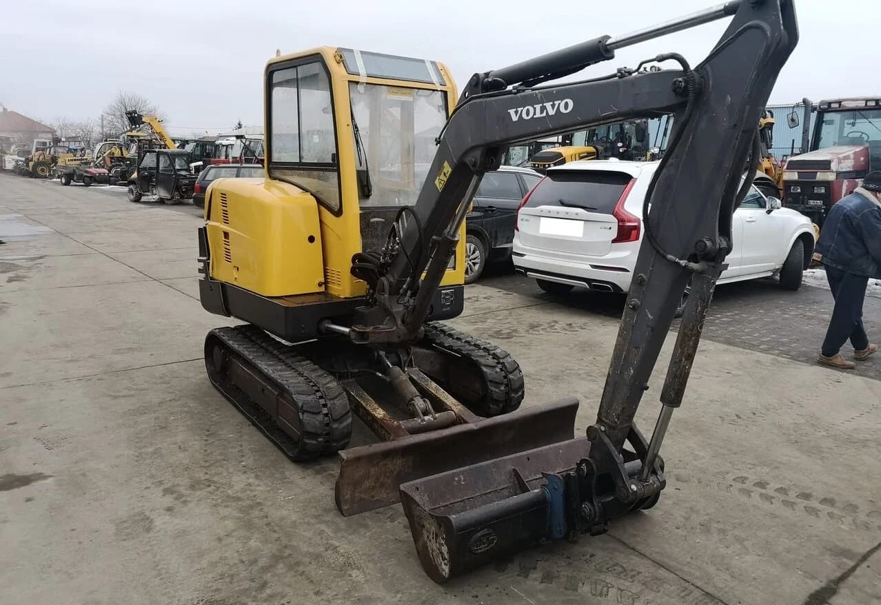 VOLVO EC30282 + 3 GODETS 2006 – Mini Pelle – 3T (Non destinée au transport de passagers)