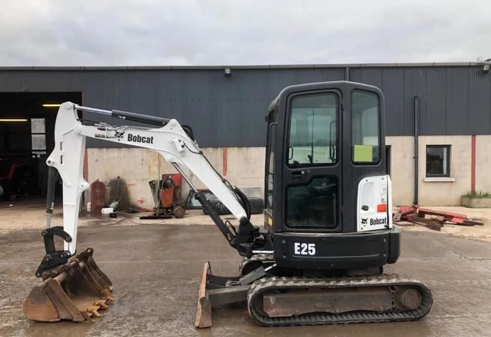 BOBCAT E25-EM + 3 GODETS – Mini Pelle 2,44T