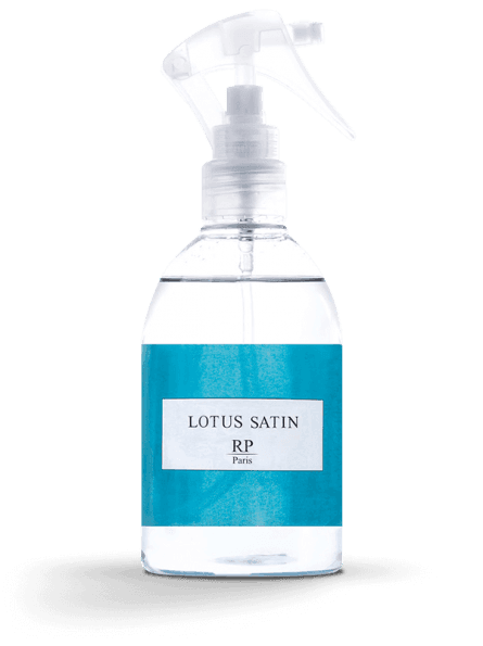 Lotus Satin - Spray Textile Parfumé Signature, 250 ml, Fragrance Envoûtante, Fabriqué en France