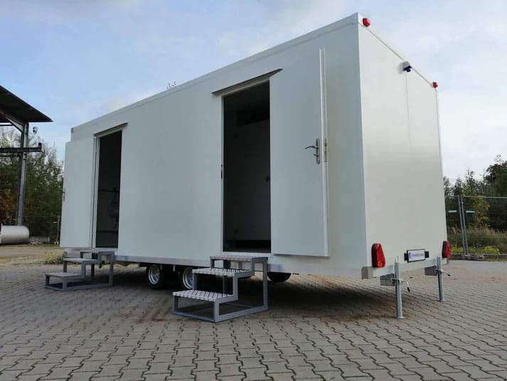 Reboque Sanitário Móvel com Duplo WC e Lavatórios 6,00 x 2,40 m