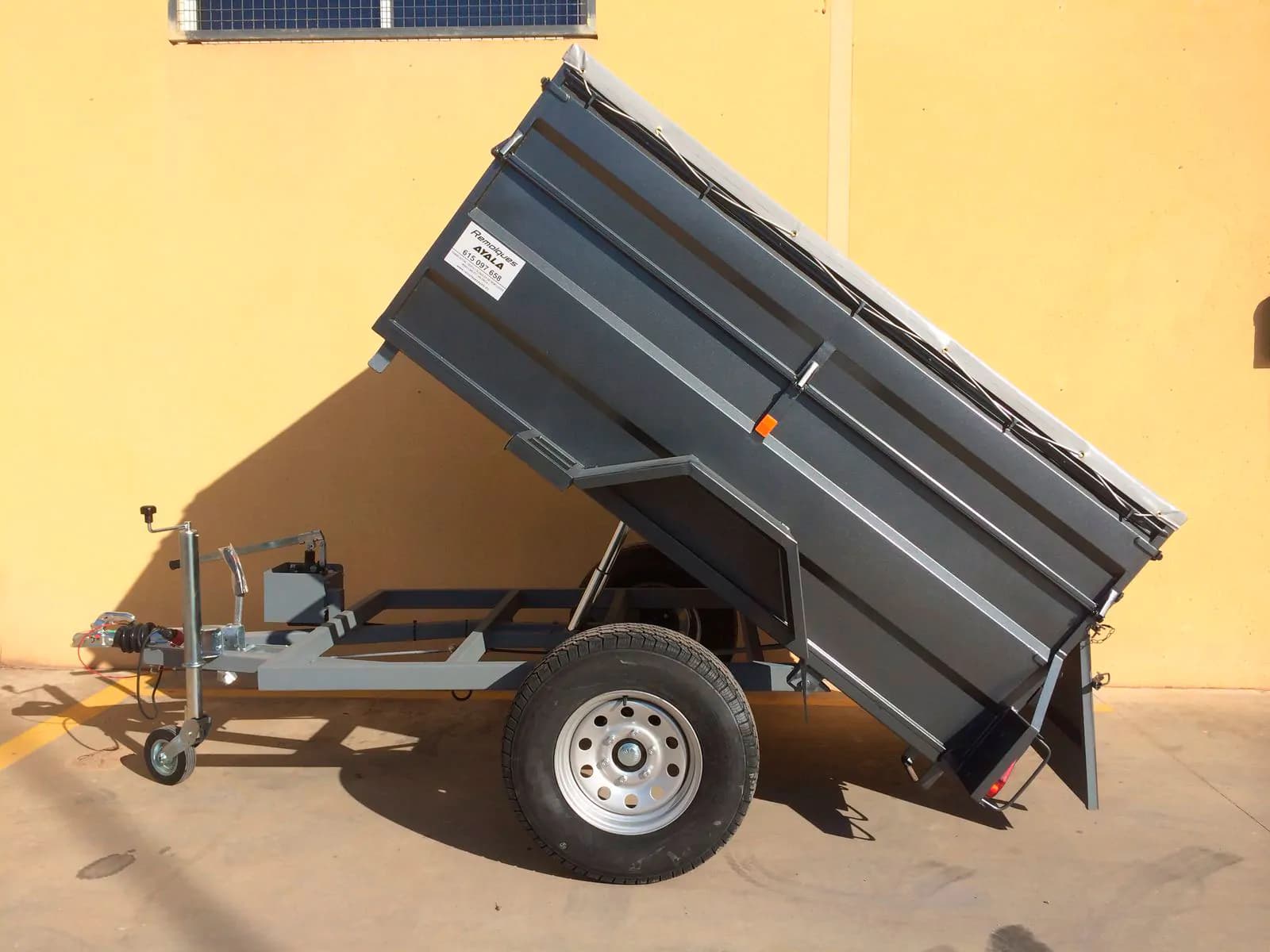 Remolque 4×4 basculante hidráulico + freno de inercia 2.000 x 1.300 x 600 + 350 – Mma 750 kg
