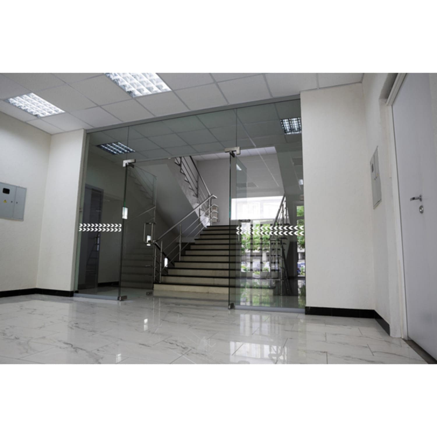 Bandes adhésives portes vitrées 52 mm x 1 m flèches blancs