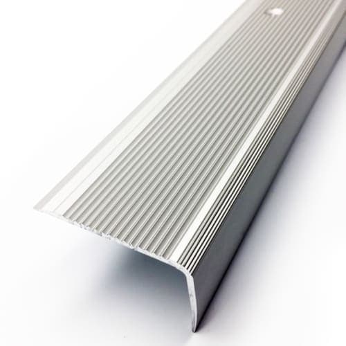 Nez de marche strié 44V à visser 50 x 32 mm - Naturel