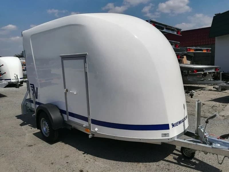 Furgone in poliestere NiewiadĂłw con porta laterale e rampa di carico.