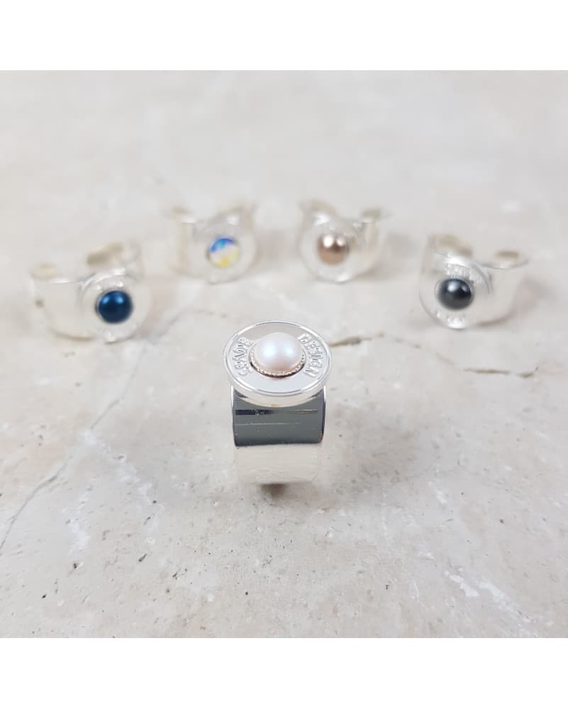 Bague chevalière Spade - argentée - Swarovski perle nacrée blanche