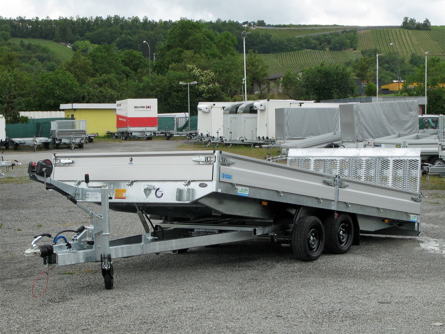 Hapert Indigo HT-2 – 3500 – 5050 x 2210 Kipphydraulik, Parabelfederung, Rampe