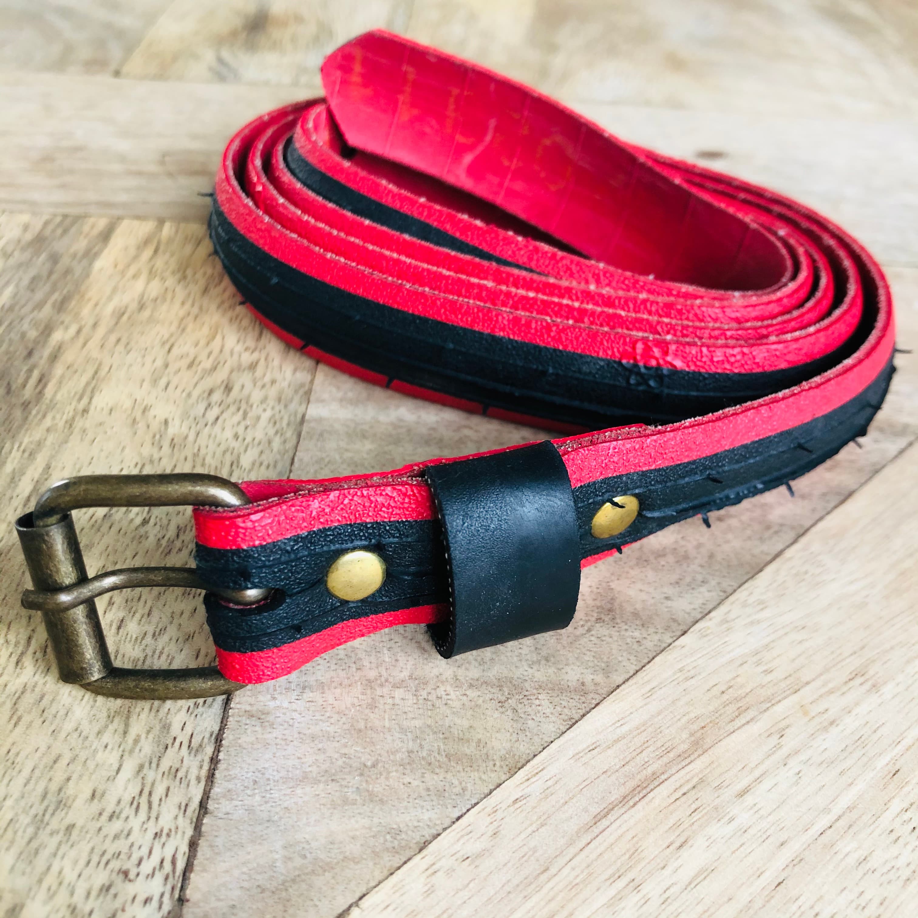 Ceinture fine en pneu recyclé La Vie est Belt