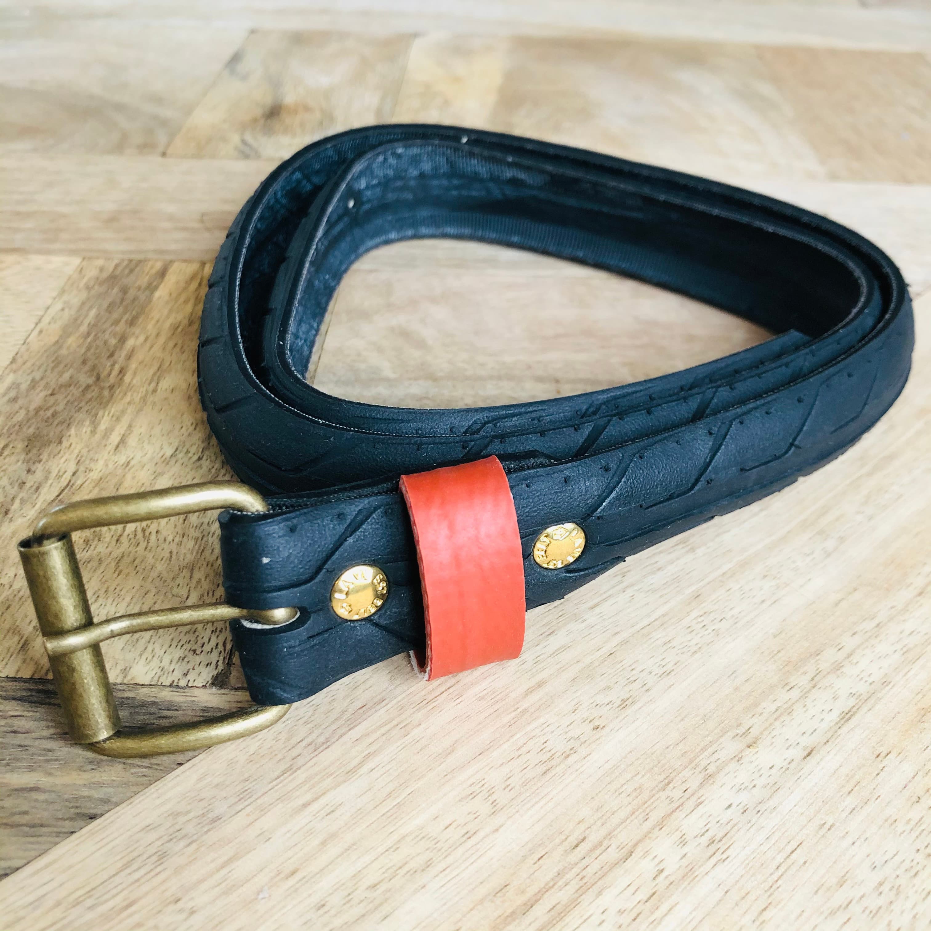 Ceinture mixte en pneu recyclé Pirelli rouge La Vie est Belt