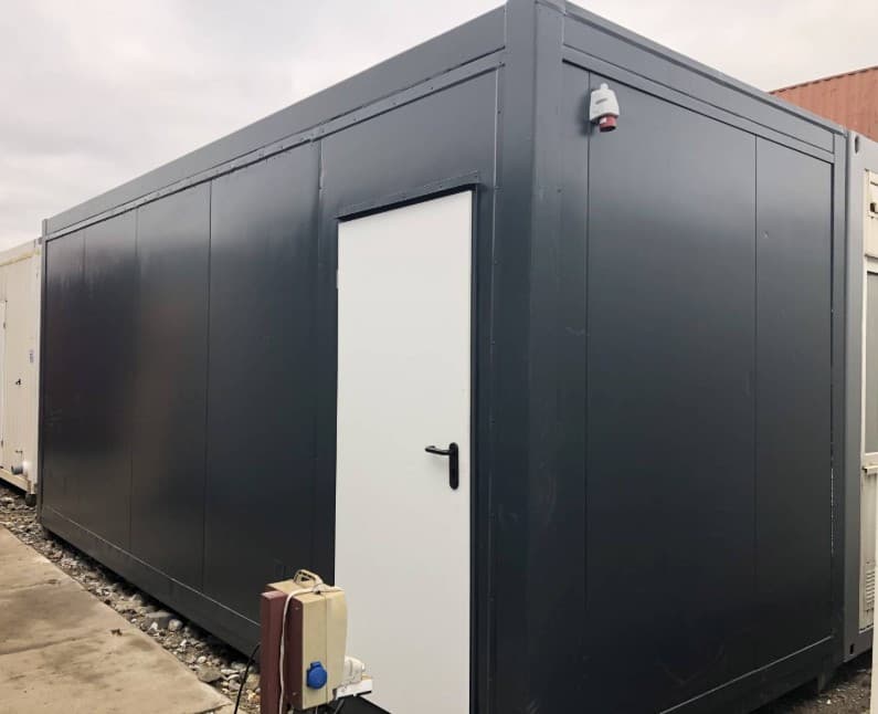 Conteneur sanitaire 6,00 × 2,50 m, 2 WC, 2 lavabos, 1 urinoir, espace kitchenett