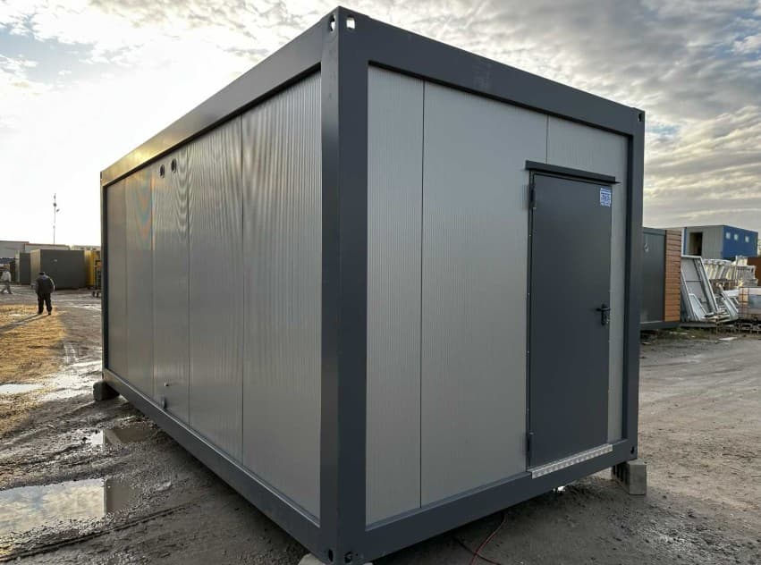 Conteneur sanitaire neuf 6,06 × 2,44 m – 6 douches, 2 lavabos, chauffe-eau 300 L