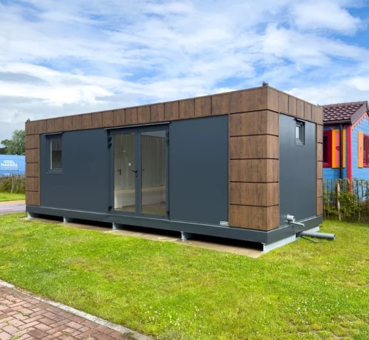 Conteneur de bureau 8x3 m modèle Helsinki – Avec salle de bain et cuisine