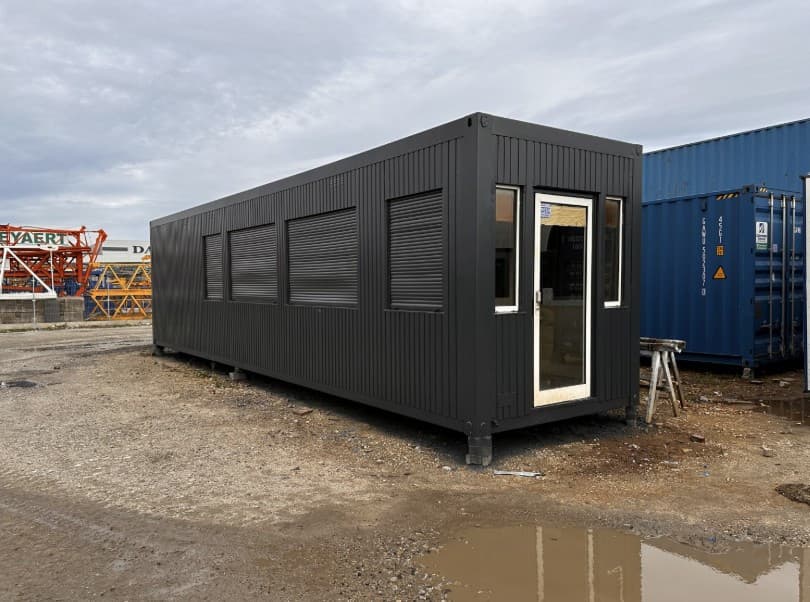 Conteneur aménagé 2,44×6,06 m – Espace client séparé avec vitrine et entrée