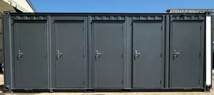 Bloc sanitaire portable 6×2,4 m – 5 compartiments indépendants anti-vandalisme