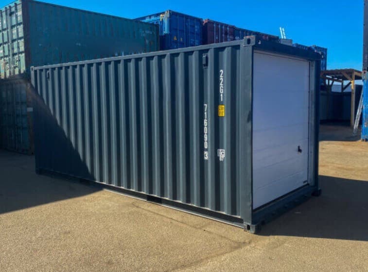 Conteneur maritime 20′ avec porte sectionnelle – Polyvalent et prêt à l’emploi