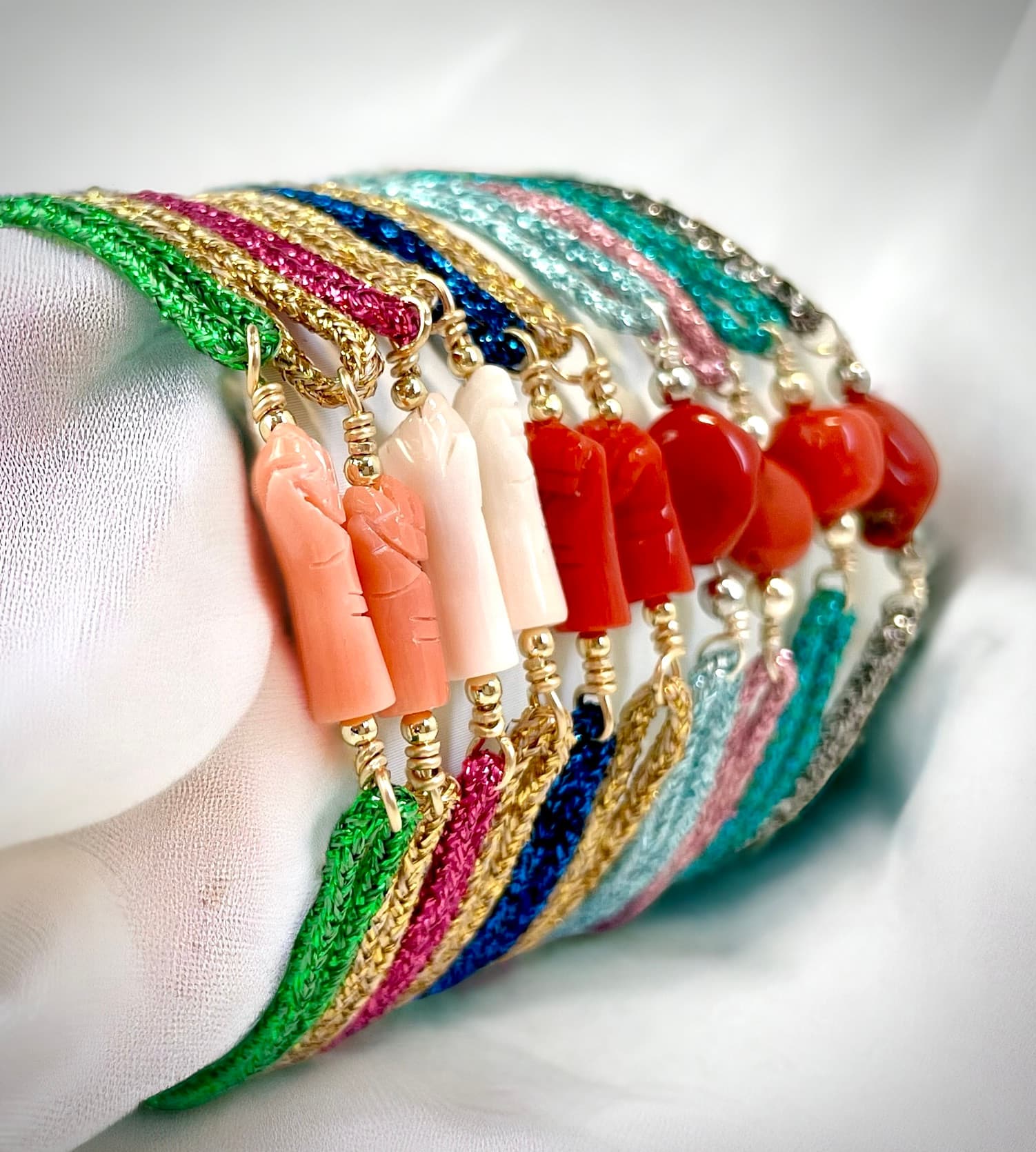 Bracelet cordon épais A Manu corail rouge, rose ou blanc