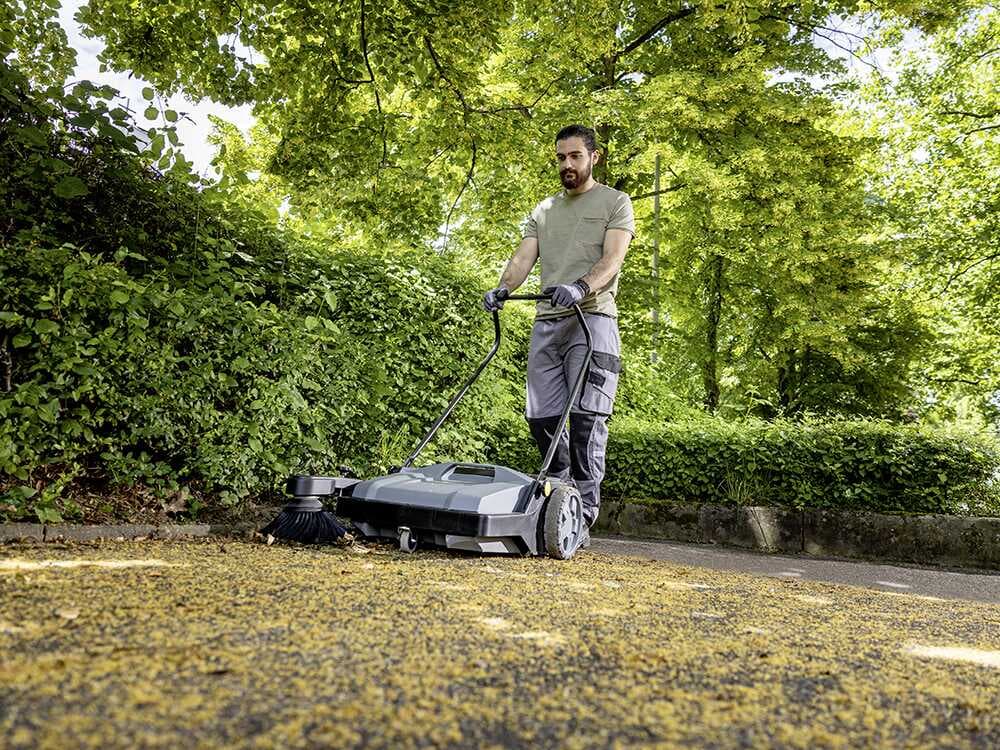 Kärcher KM 70/15 C Classic – Handkehrmaschine mit Auffangbehälter
