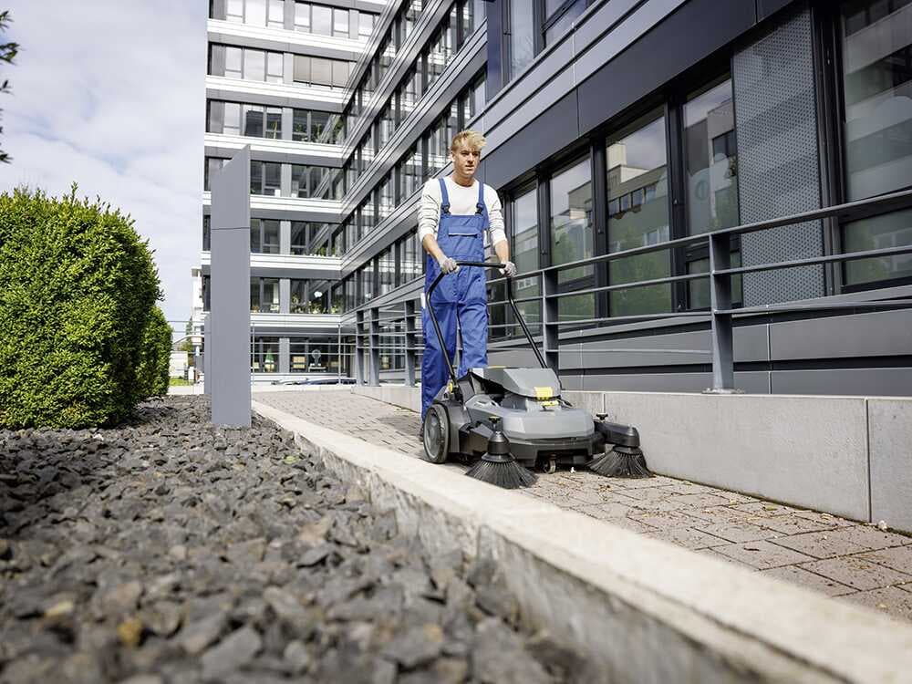 Kärcher KM 70/30 C Bp 2SB – Akku-Kehrmaschine mit Auffangbehälter – OHNE Akku und Ladegerät
