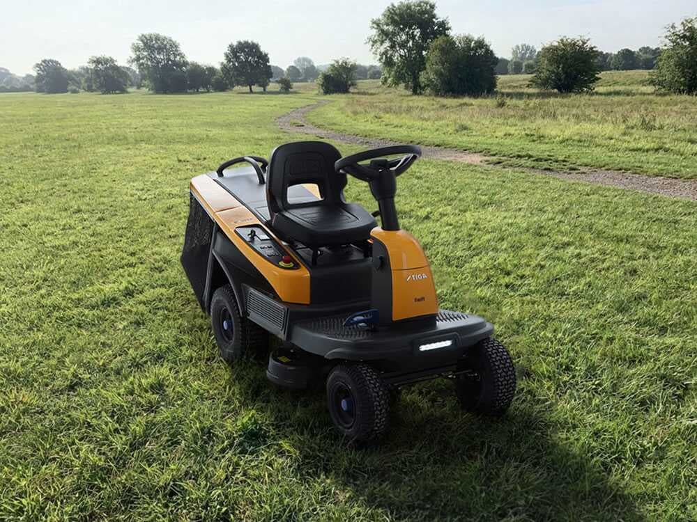 Stiga SWIFT 372e - Akku-Rasentraktor 48V/20Ah - Schnittbreite 72 cm