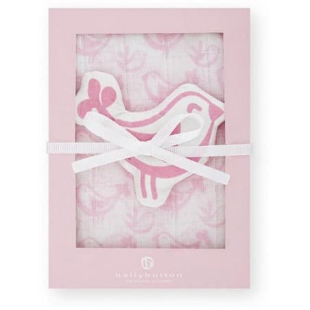 Coffret avec 2 grands 'langes roses' + un hochet