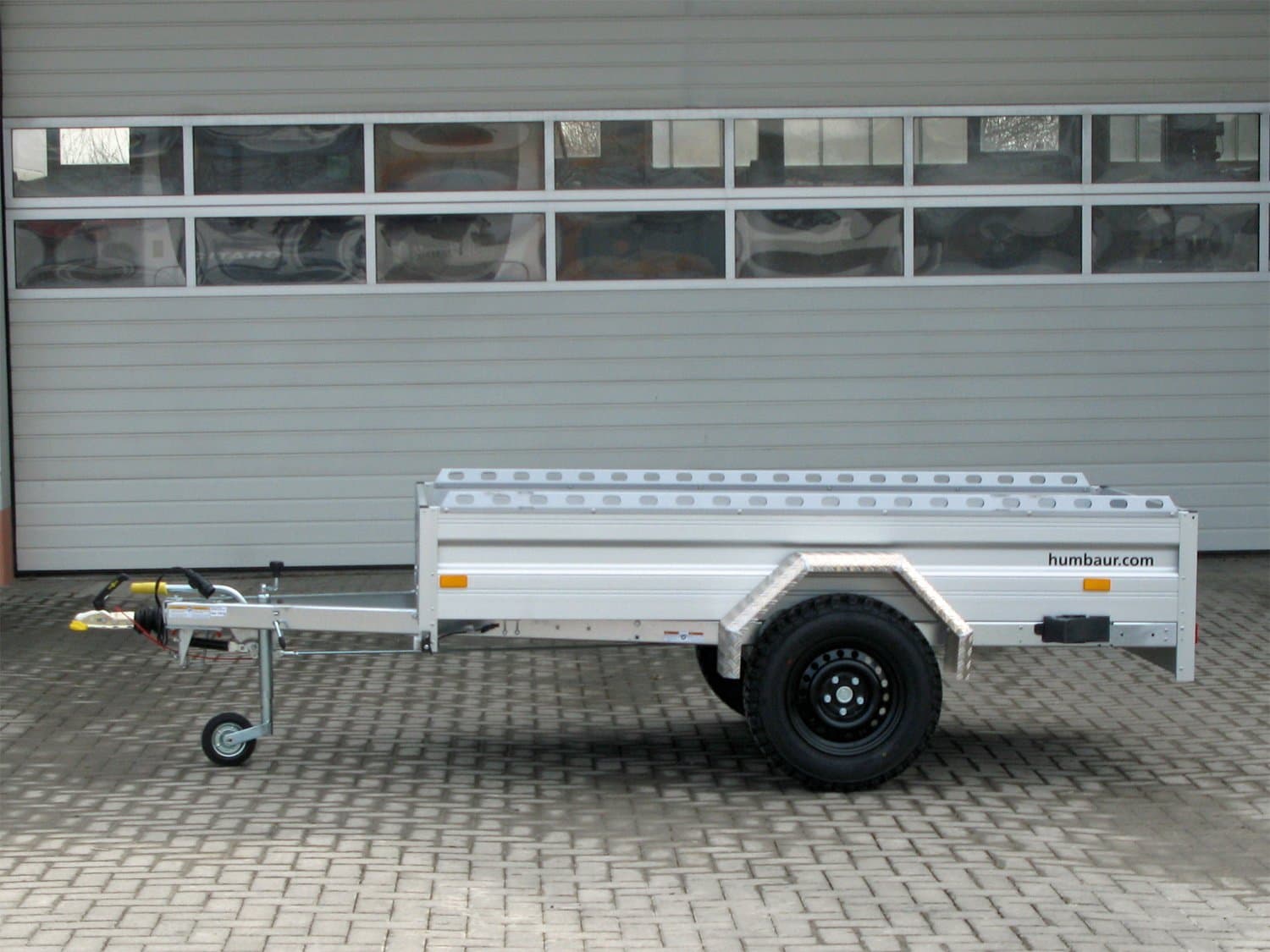Humbaur HA132513 KV Offroad-Nutzanhänger mit seitlicher Reling