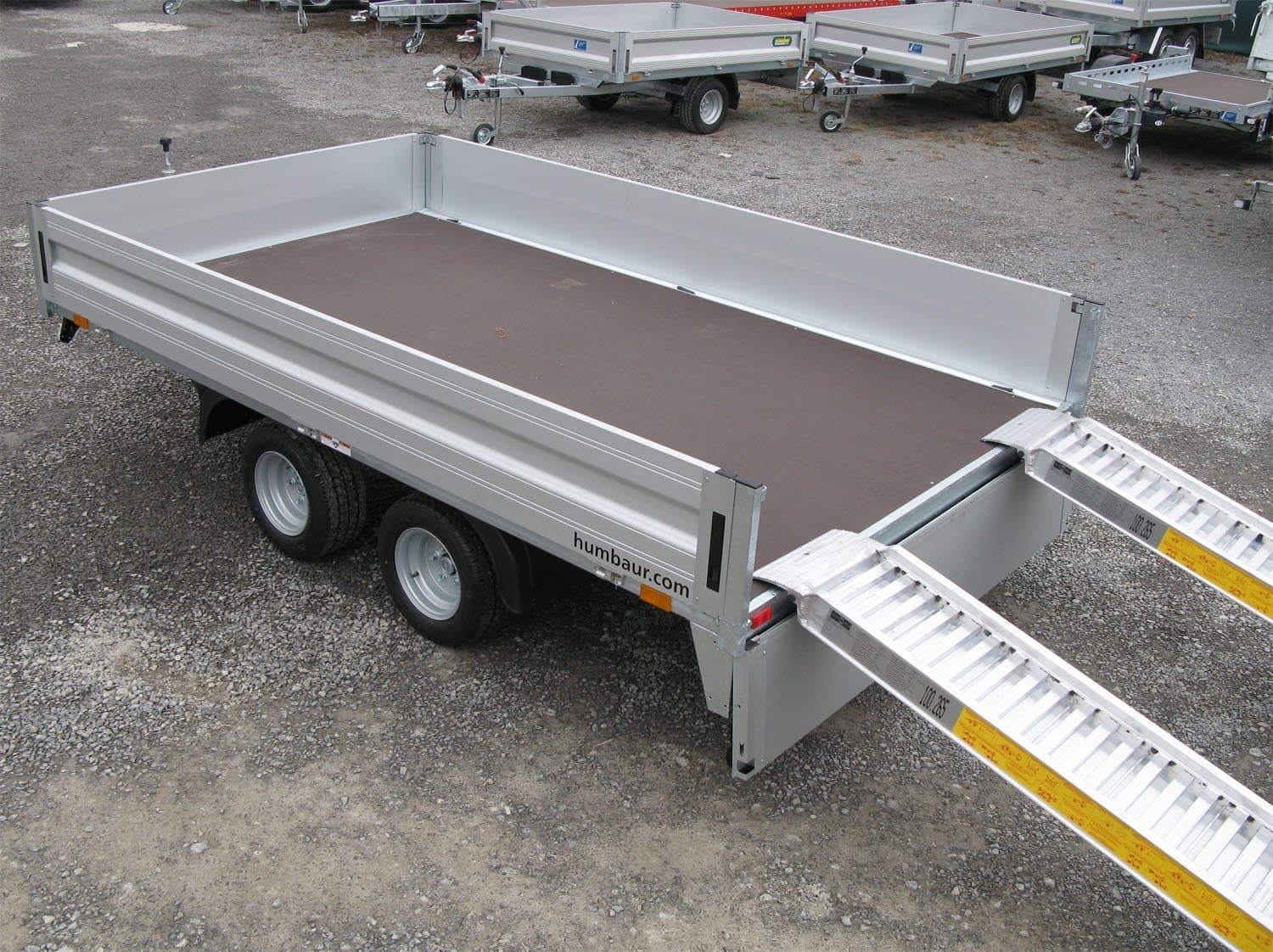 Humbaur-Pritschenanhänger HN253118 mit Aluminiumrampen und 10 Zurrösen
