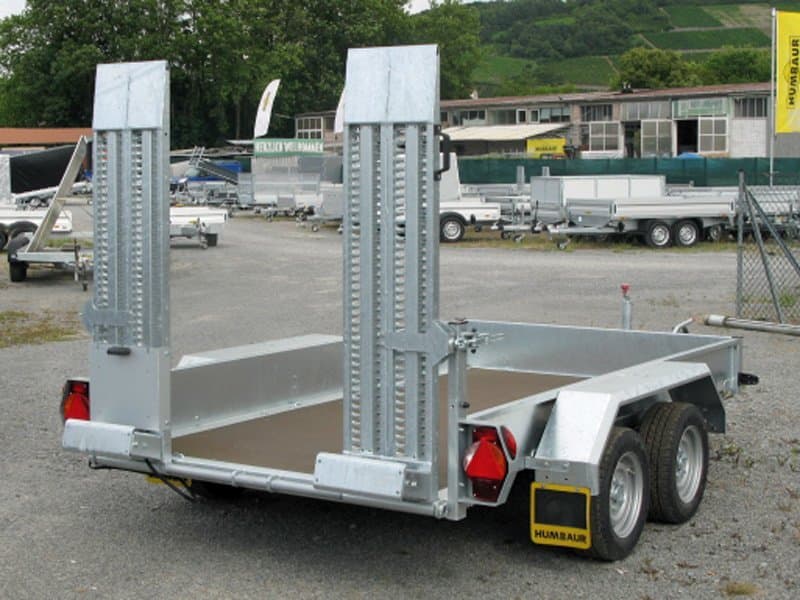 Humbaur-Maschinentransportanhänger HS353016 mit 12 Ösen und Stahlrampen