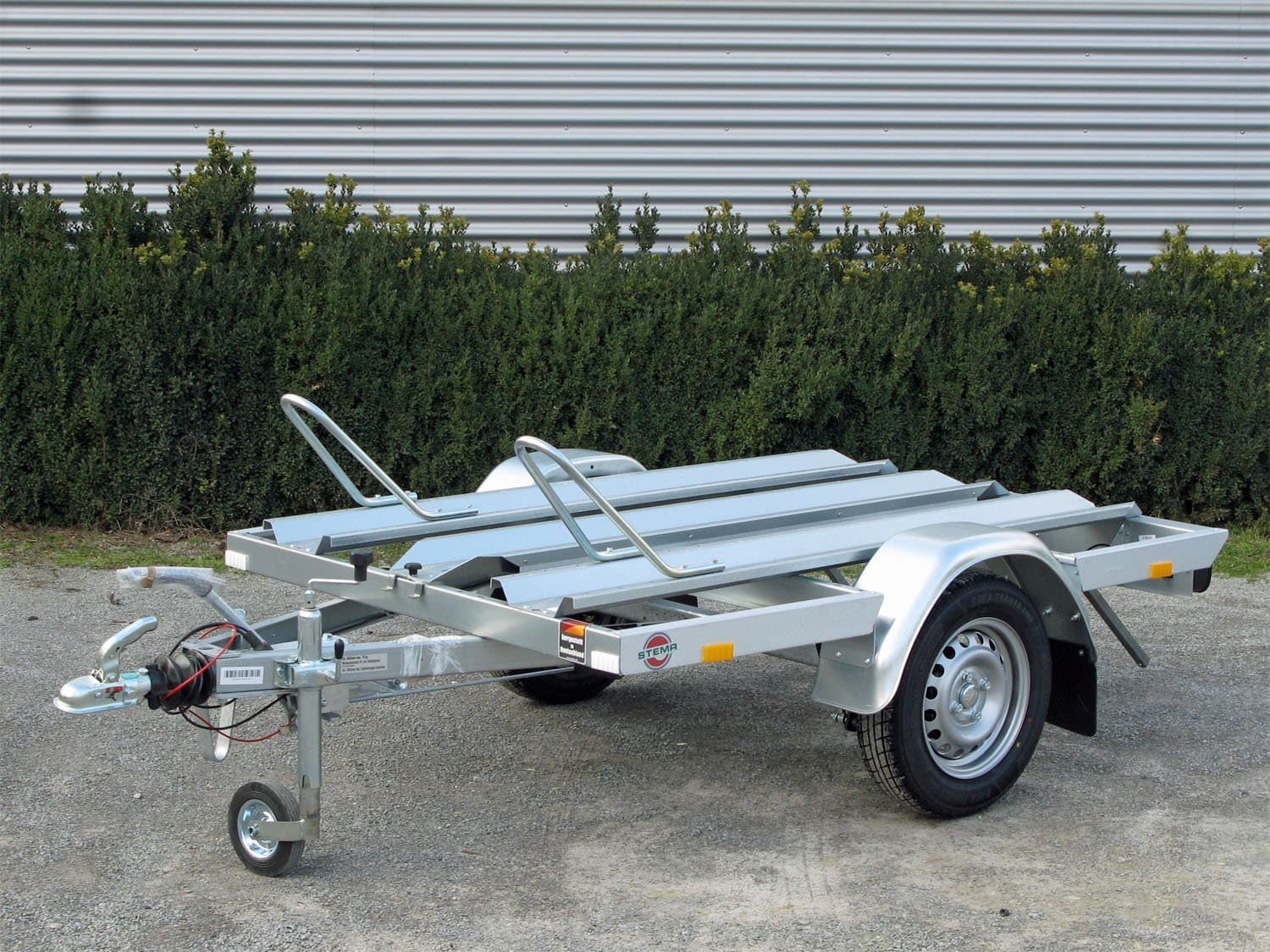 Stema MT 850 BS2 MotorradanhÀnger mit zwei Halte schienen