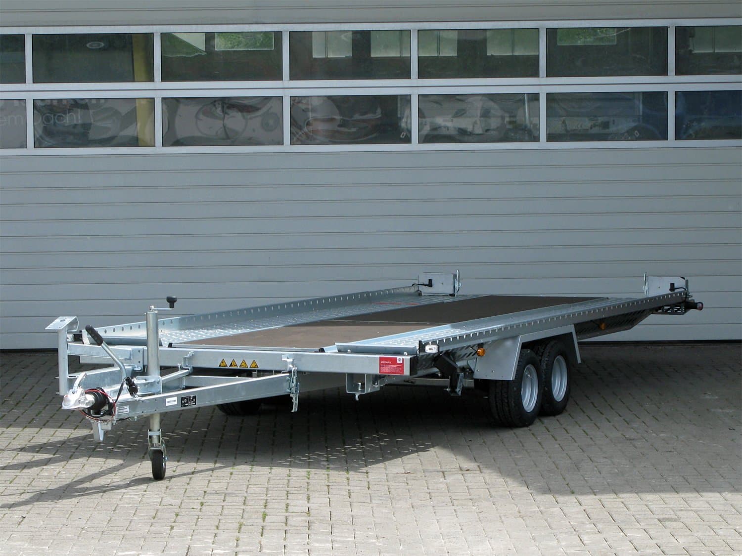 Stema Atour Grande ATH 30-49-21.2 Autotransportanhänger mit zentralem Boden und Windenhalterung, 100 km/h
