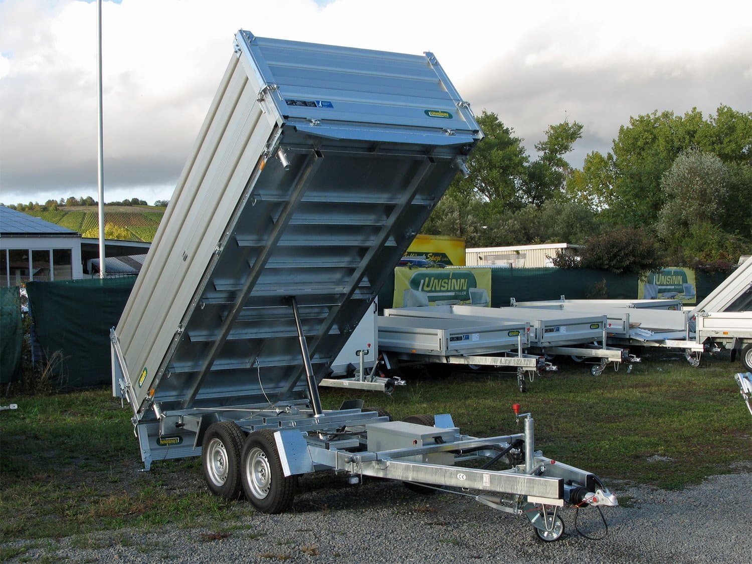 Unsinn-Dreiseitenkipper UDK 3017-30-14 mit Elektropumpe und 550 mm hohem Aluminium-Aufsatz